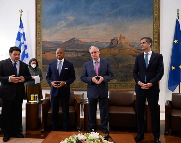 Αθήνα – Νέα Υόρκη: Κώστας Μπακογιάννης και Έρικ Άνταμς υπέγραψαν αδελφοποίηση (pics)