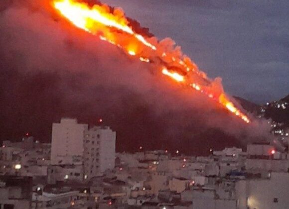 Βραζιλία: Μεγάλη πυρκαγιά στην Κοπακαμπάνα – Ορατή από την Ιπανέμα