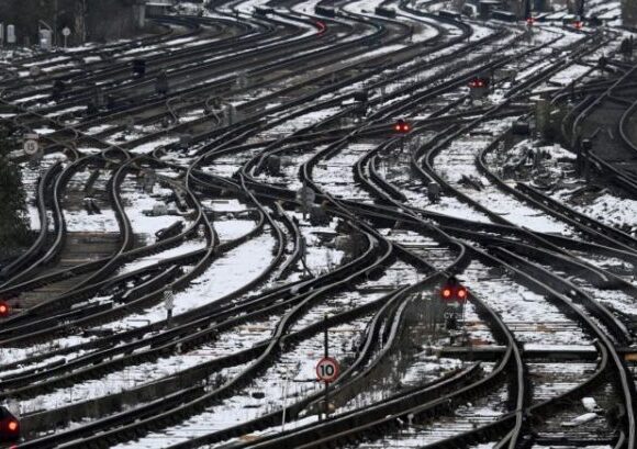 Βρετανία: Λεωφορείο κολλά στο χιόνι κι οι επιβάτες αναλαμβάνουν δράση