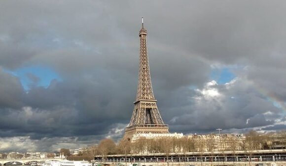Γαλλία: Τμήματα του Παρισιού βυθίστηκαν στο σκοτάδι – Αποδίδεται σε τεχνικό πρόβλημα