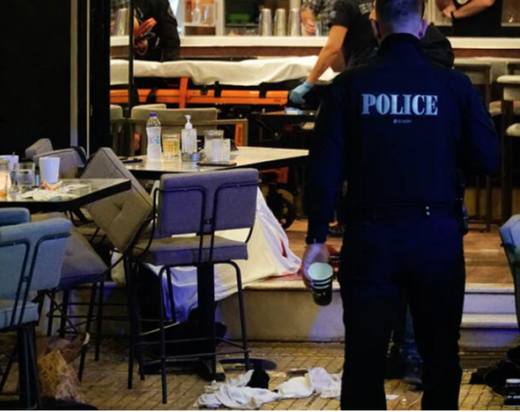 Δύο νεκροί από πυροβολισμούς στην πλατεία της Νέας Σμύρνης