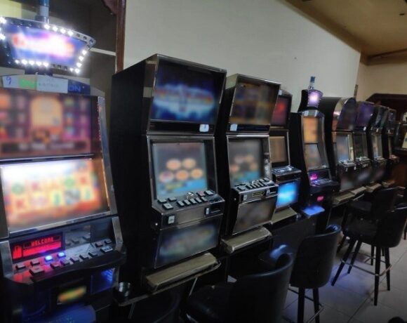 ΕΛΑΣ: Έφοδος και συλλήψεις σε παράνομο καζίνο στην Αττική (pic + Vid)