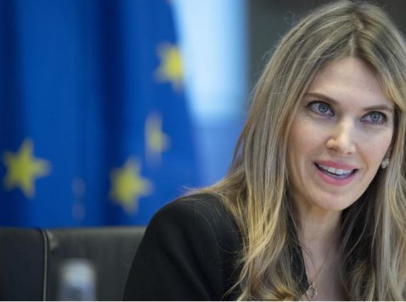 Εύα Καϊλή: «Από αντάρτισσα του ΠΑΣΟΚ, μούσα Εμίρηδων του Κατάρ», γράφει η Corriere Della Sera