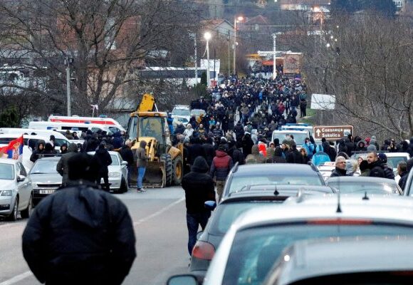 Κόσοβο: Αποφασισμένοι να παραμείνουν στα οδοφράγματα οι Σέρβοι – Τι ζητάει η ΕΕ