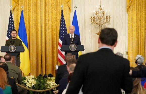 Μπάιντεν – Ζελένσκι: Θα σταθούμε στο πλευρό της Ουκρανίας, υποσχέθηκαν οι ΗΠΑ – Τι είπαν στις δηλώσεις τους