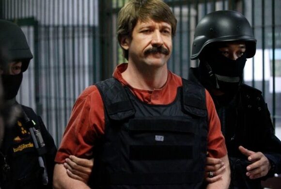 Ρωσία: Ο Βίκτορ Μπουτ επέστρεψε στην πατρίδα του – Η μητέρα του ευχαριστεί τον Πούτιν για την απελευθέρωσή του