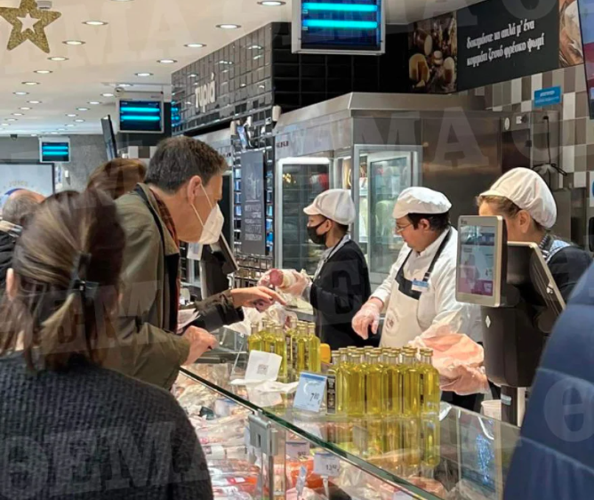 Στο σούπερ μάρκετ με λίστα ανά χείρας για το Χριστουγεννιάτικο τραπέζι ο Θόδωρος Σκυλακάκης (pic)