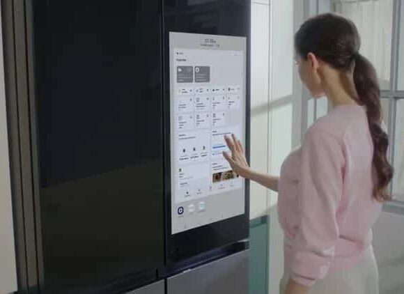 H Samsung παρουσιάζει ψυγείο με ενσωματωμένη οθόνη αφής
