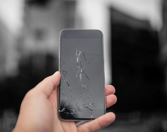 H Xiaomi δοκιμάζει εάν η οδοντόκρεμα αφαιρεί τελικά τις γρατσουνιές από την οθόνη ενός Smartphone