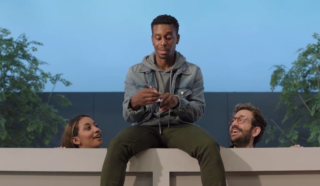 “the Galaxy Awaits You”: Η Samsung καλεί τους χρήστες Iphone να αγοράσουν το Z Flip 4