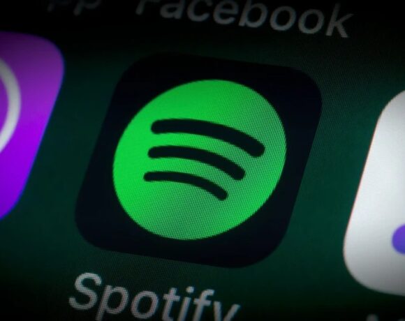 To Spotify αποσύρει την παραγωγή πολλών ζωντανών εκπομπών ήχου