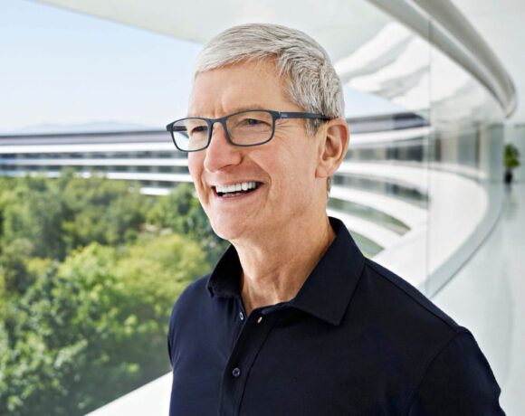 Apple: Μείωση 40% στον μισθό του Tim Cook