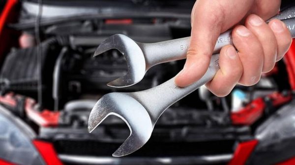 Έρευνα: Όλο και περισσότεροι οδηγοί, άνδρες και γυναίκες, επιδιορθώνουν οι ίδιοι τα αυτοκίνητά τους