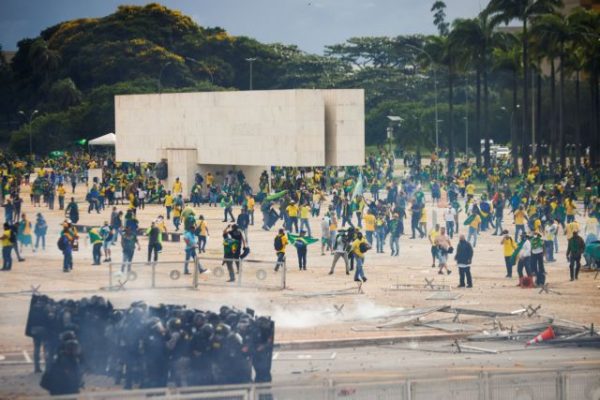 Βραζιλία: Εισβολή υποστηρικτών του Μπολσονάρο σε κυβερνητικά κτίρια