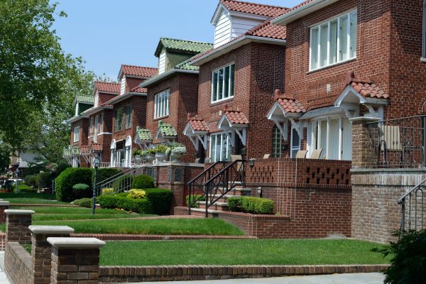 ΗΠΑ: Οι πωλήσεις κατοικιών υποχωρούν σε χαμηλό 12 ετών