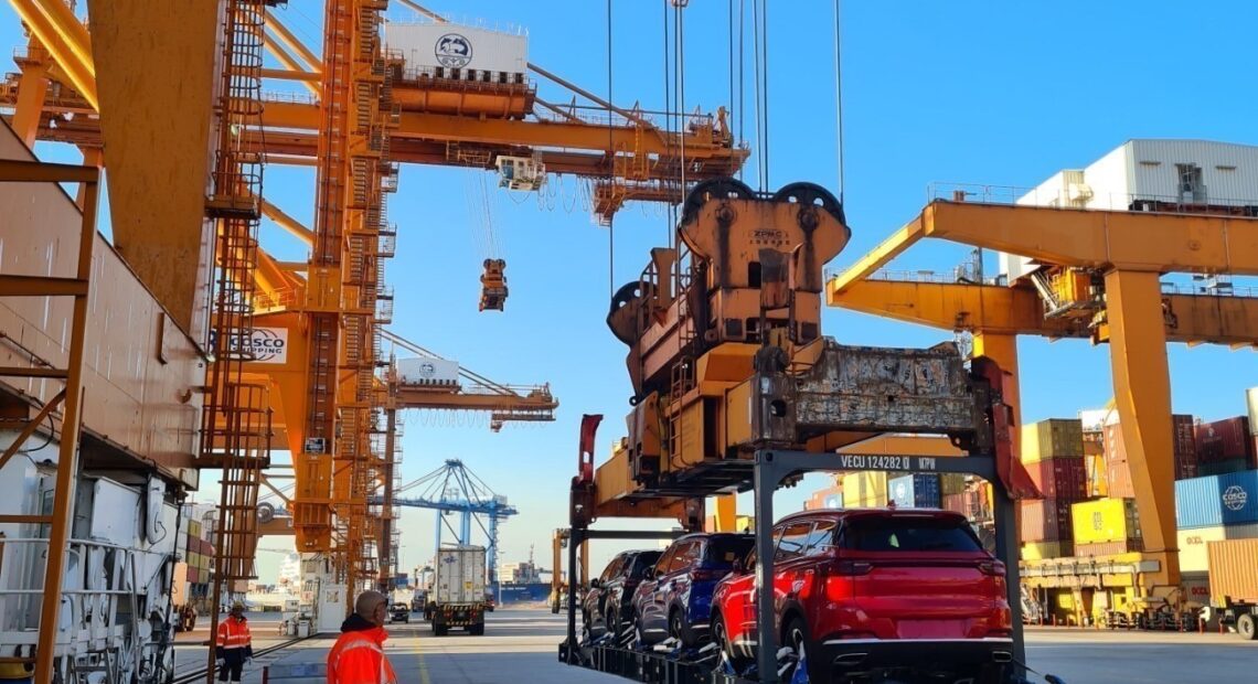 Κύριος διαμετακομιστικός κόμβος ο Πειραιάς για τη μεταφορά αυτοκινήτων (pics)