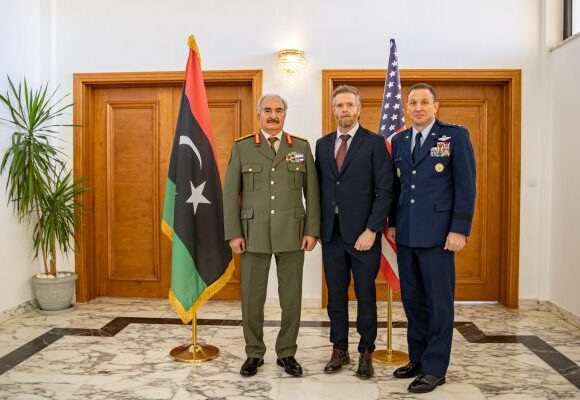 Λιβύη: Νέες συναντήσεις ΗΠΑ με Χαφτάρ – Τι του ζητούν μετά την επίσκεψη του αρχηγού της CIA