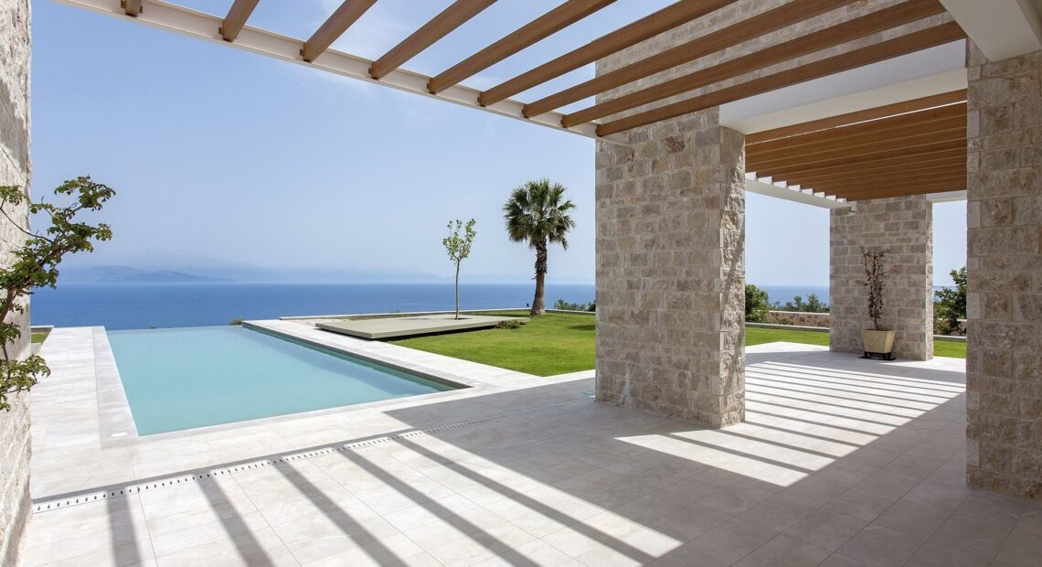 Πώς η Μεσσηνία έγινε γη πολυτελούς Real Estate – 8 εντυπωσιακά σπίτια υψηλού Design δίπλα στη θάλασσα
