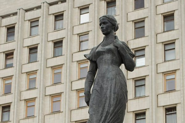 Ρωσία: Λουλούδια για τα θύματα της Ντνίπρο αφήνονται σε μνημείο προς τιμή Ουκρανής ποιήτριας στη Μόσχα