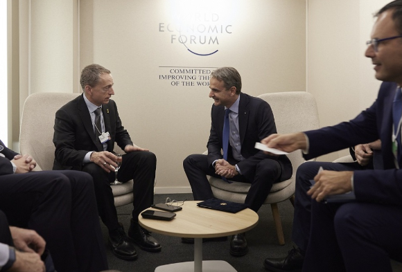 Συνάντηση Μητσοτάκη με τον Ceo της Intel στο Νταβός – Τι σχεδιάζει ο παγκόσμιος κολοσσός στην Ελλάδα (pics)
