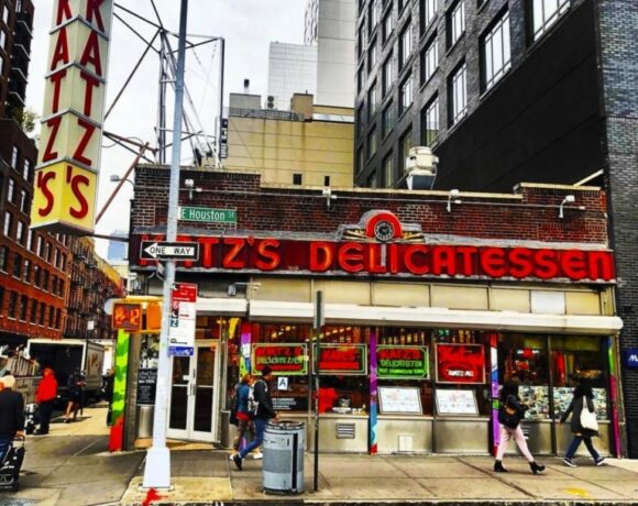 Katz’s: 3 ώρες στο θρυλικό ντελικατέσεν της Νέας Υόρκης όπου κάνουν ουρά για το διάσημο παστράμι