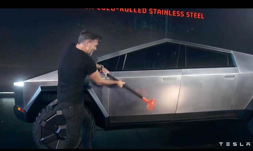 Tesla: Βάζει στην πρίζα ένα σούπερ σπορ αυτοκίνητο (pic + Vid)