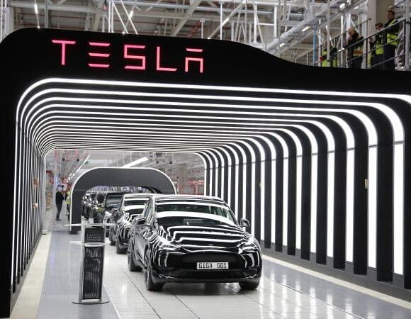 Tesla: Eκπτώσεις σε ΗΠΑ και Ευρώπη με στόχο την αύξηση πωλήσεων