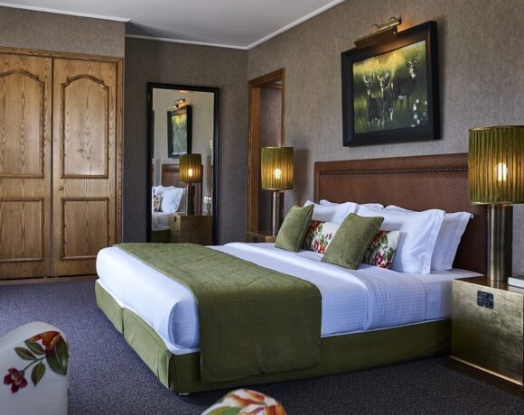 Δωμάτιο με θέα: H σουίτα 117 του Hotel Du Lac στα Ιωάννινα