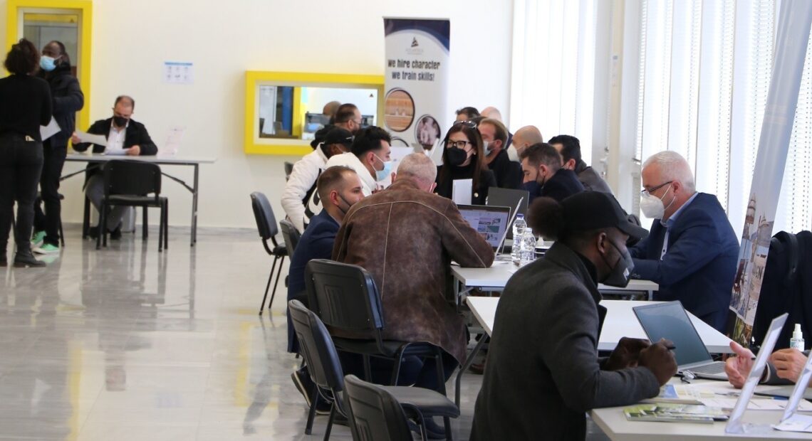 Η μεγάλη μάχη του τουρισμού: Οι χιλιάδες κενές θέσεις εργασίας, οι πρόσφυγες και οι μετακλητοί (pic)
