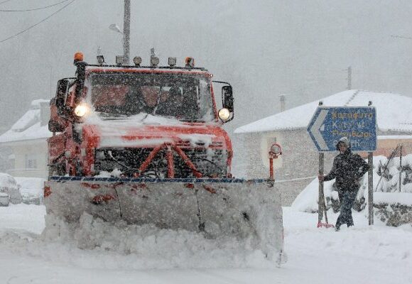 Κακοκαιρία Μπάρμπαρα: Σε θέση μάχης τα εκχιονιστικά της χώρας – Πέφτουν πρόστιμα για τις αλυσίδες
