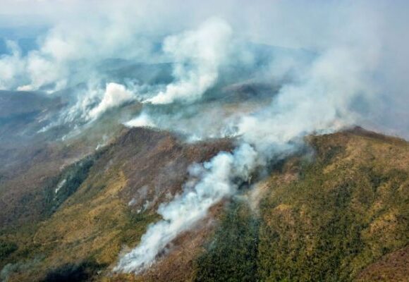 Κούβα: Πελώρες δασικές πυρκαγιές μαίνονται στα ανατολικά – Βαρύ χτύπημα στην οικονομία