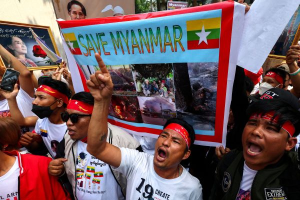 Μιανμάρ: Άσχημα νέα – Ο στρατιωτικός νόμος επεκτάθηκε σε πολλά προπύργια της αντίστασης κατά της χούντας