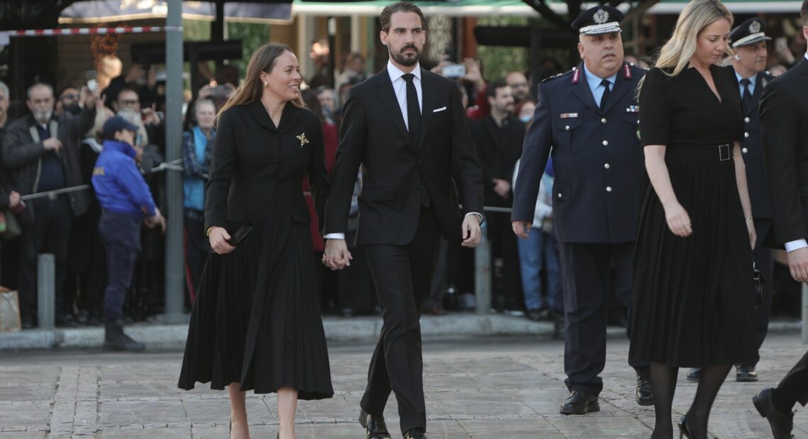 Μνημόσυνο τέως βασιλιά Κωνσταντίνου: «Παρών» από την αδερφή του Σοφία και τον Άδωνι Γεωργιάδη