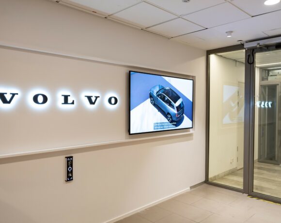 Ο επικεφαλής της Volvo προειδοποιεί τους ανταγωνιστές ότι κινούνται πολύ αργά στα Ev