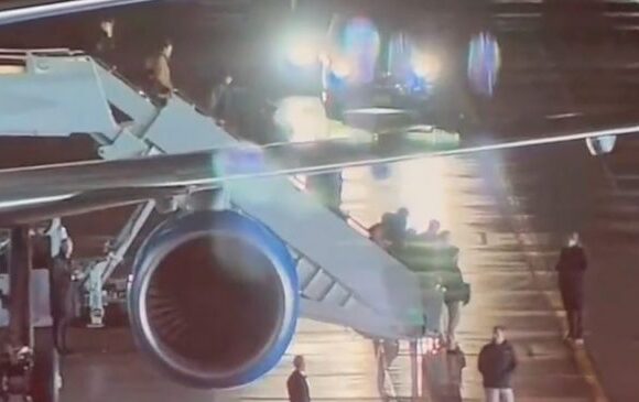 Πολωνία: Επική τούμπα από τη σκάλα του αεροπλάνου που μεταφέρει τον Τζο Μπάιντεν