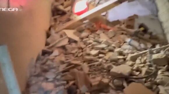 Σεισμός στην Τουρκία: Η συγκλονιστική στιγμή που διασώστης εντοπίζει ζωντανό μέσα στα χαλάσματα