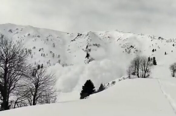 Τρομακτικές εικόνες από τη φονική χιονοστιβάδα στα Ιμαλάια