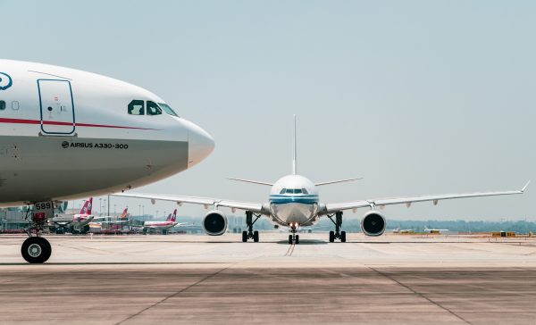 Τρόμος για επιβάτες αεροπορικής πτήσης – Στις φλόγες ο κινητήρας του αεροπλάνου – Δείτε βίντεο
