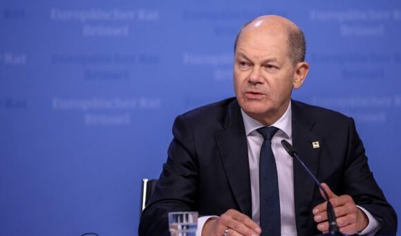 Όλαφ Σολτς: «Ας μην έχουμε ‘αυταπάτες’ για την Κίνα για τον ρόλο που θέλει να παίξει στον πόλεμο στην Ουκρανία»