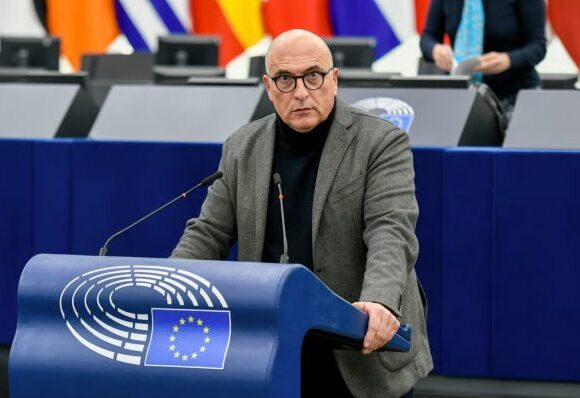 Qatargate: Πώς συνέλαβαν τον Αντρέα Κοτσολίνο – Αρνείται και αυτός τα πάντα