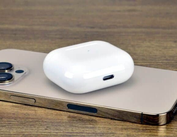 Apple: Δεν θα κυκλοφορήσει την έκδοση Usb C των Airpods 3