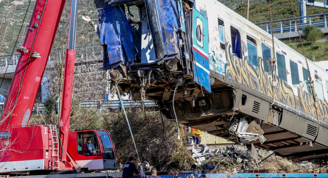 Bloomberg: Τι οδήγησε στο πιο θανατηφόρο σιδηροδρομικό δυστύχημα της Ευρώπης σε μια δεκαετία