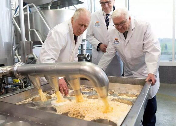 Βασιλιάς Κάρολος: Πήγε στην Γερμανία και έκανε… τον τυροκόμο – Δείτε τον σε βίντεο να «πήζει» τυρί