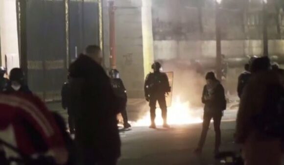 Γαλλία: Νέος γύρος επεισοδίων στο Παρίσι – Μαζικές διαδηλώσεις για το συνταξιοδοτικό