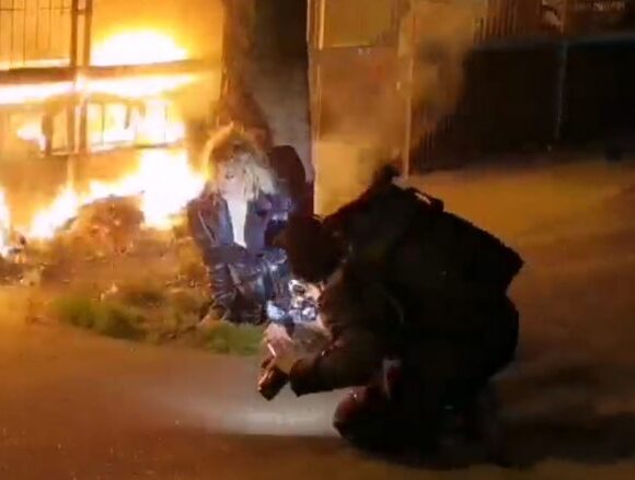 Γαλλία: Σάλος από Viral βίντεο μοντέλου – Ποζάρει στον κόσμο της με φόντο τα επεισόδια