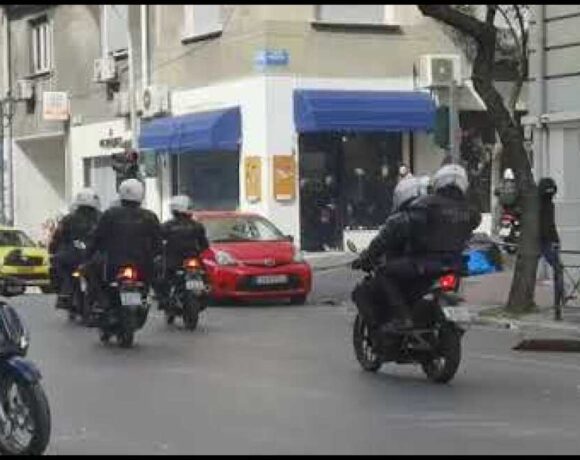 Επεισόδια με μολότοφ και δακρυγόνα στο κέντρο της Αθήνας (vid)