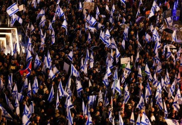 Οργισμένοι διαδηλωτές επιχείρησαν να μπουν στο σπίτι του Νετανιάχου