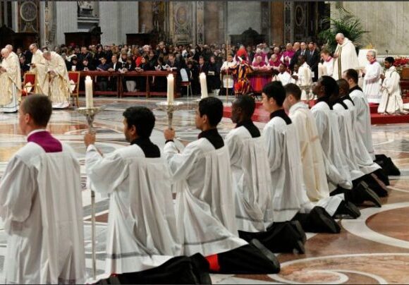 Πάπας Φραγκίσκος: «o κανόνας της αγαμίας των κληρικών θα μπορούσε και να αναθεωρηθεί»