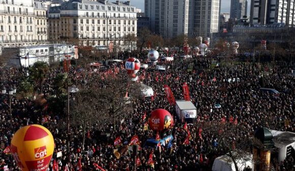 Πυρ ομαδόν κατά του Μακρόν από κόμματα και συνδικάτα – Νέες διαδηλώσεις την Πέμπτη