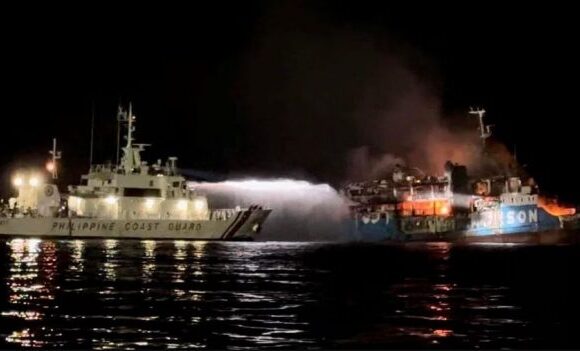 Πυρκαγιά σε επιβατικό πλοίο στις Φιλιππίνες: 10 νεκροί, διασώθηκαν 230 άτομα